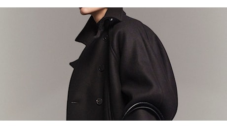 Cappotti corti di tendenza: l'autunno 2026 sostituisce le giacche di pelle con silhouette mini