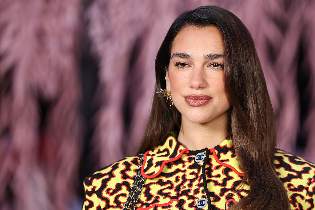 Dua Lipa e i libri diventano il nuovo trend dell’estate