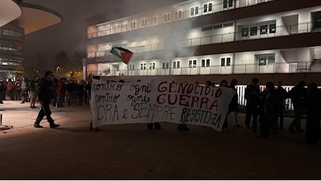 Torino, corteo pro Palestina bloccato: la polizia usa gli idranti