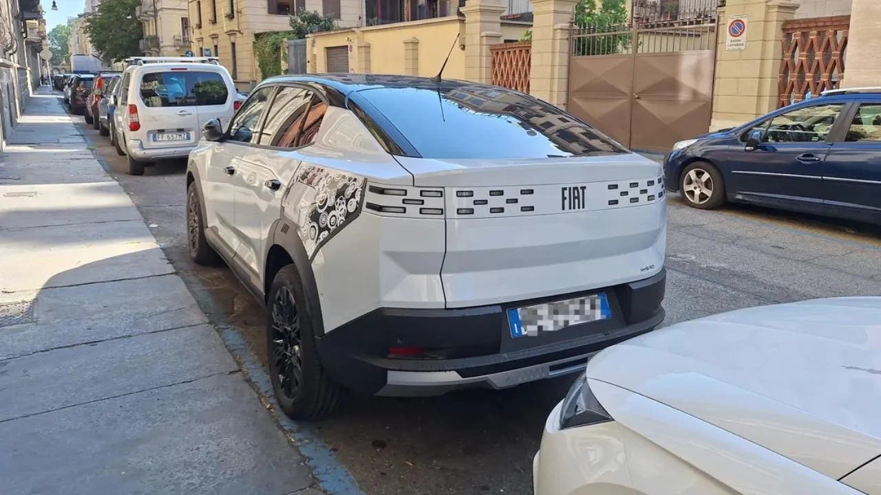Fiat Grizzly Fastback senza veli: ecco il nuovo SUV visto in strada da vicino