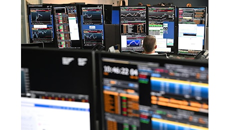 Borse in rosso per le tensioni in Medio Oriente e il crollo dei chip: Milano recupera con Fincantieri, tonfo Stm