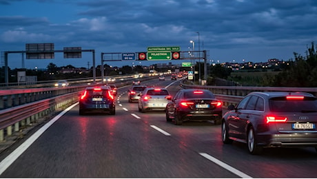 Stop lampeggianti obbligatori dal 7 luglio, scatta l'Emergency Stop Signal per le auto nuove