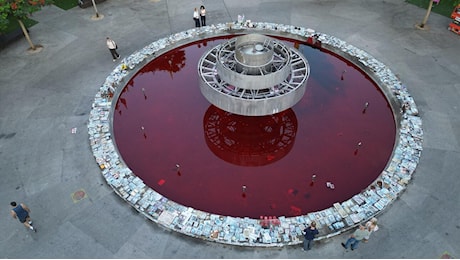7 ottobre, tre anni dopo: fontana di Tel Aviv tinta di rosso e proteste anti-Netanyahu
