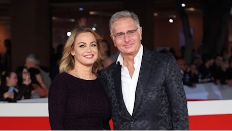 Paolo Bonolis torna in tv da Sonia Bruganelli e ironizza sull'adulterio: «Ogni tanto una boccata d'aria»