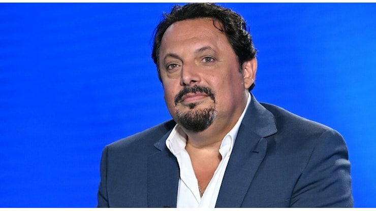 Enrico Brignano: «A 50 anni pensavo di rimanere da solo e senza figli, poi ho incontrato Flora. Ho capito di voler fare il comico facendo le imitazioni sui treni» - Corriere Adriatico