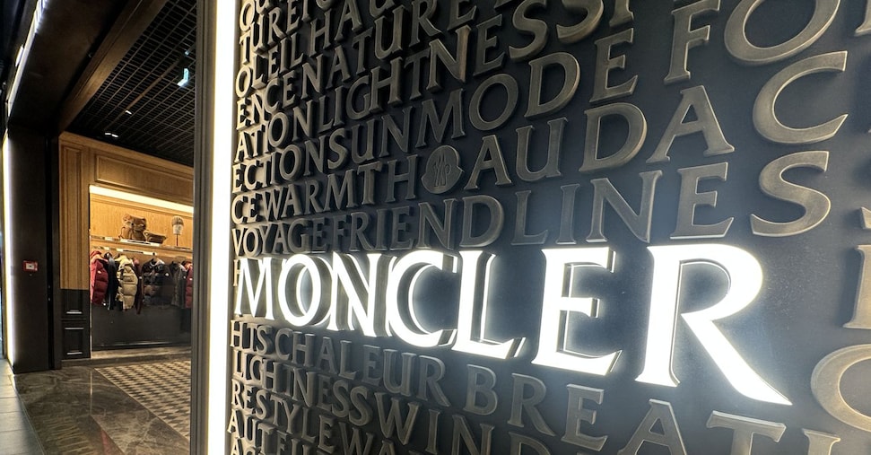 Moncler scivola dopo i conti, pesano rallentamento vendite e outlook prudente