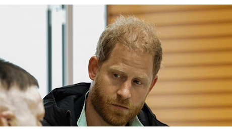 Harry resta fuori da Buckingham Palace, re Carlo annulla l’invito per la risposta tardiva