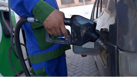 Stangata sui carburanti e novità fiscali: il diesel vola, al via lo scarico massivo delle Cu