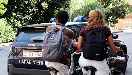 Ferrara, coltellata al liceo Ariosto: «Colpiti i nostri valori», nuove regole sugli accessi