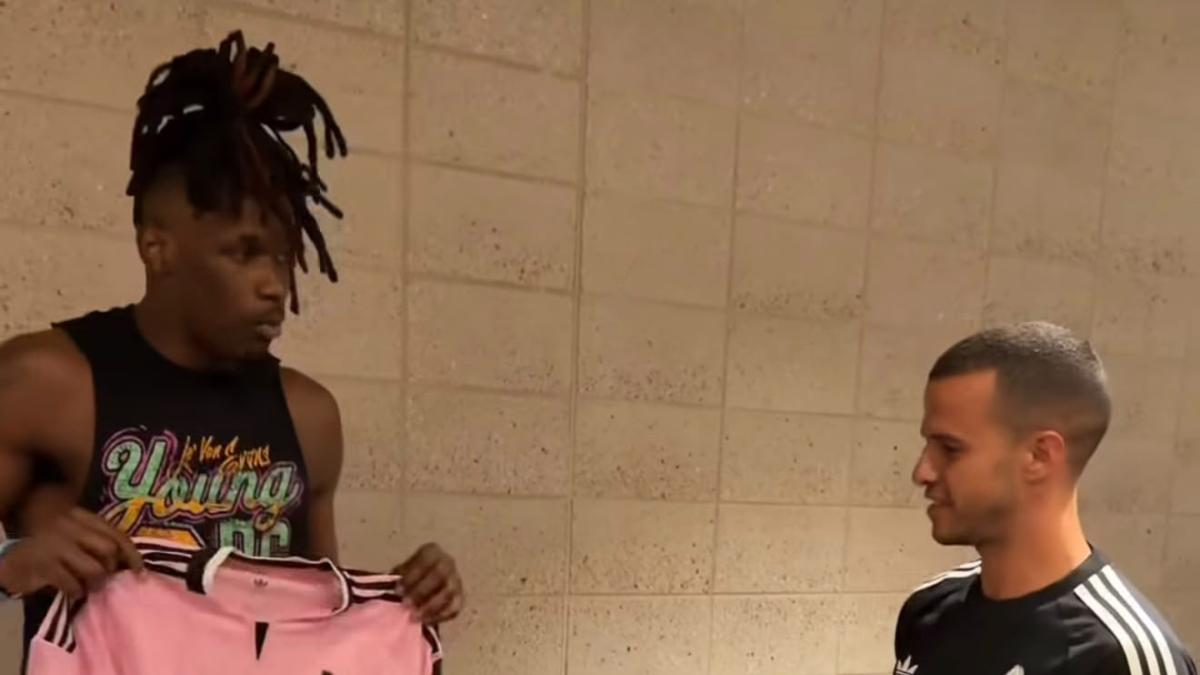 La nuova maglia rosa della Juve debutta con... Je'Von Evans nel wrestling: coi consigli di Giovinco