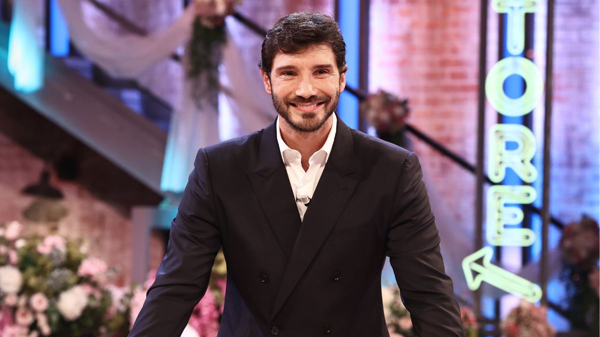 Affari Tuoi chiude con i brividi: De Martino in lacrime per la dedica speciale:Hai vegliato su di me"