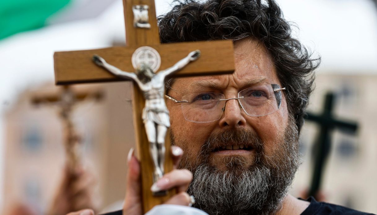 Mario Adinolfi furioso dopo l'arresto, mandanti vogliono vedermi nel fango, perquisizione durata 14 ore