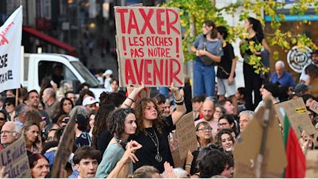 Francia, rivolta degli studenti: licei chiusi e Trump attacca