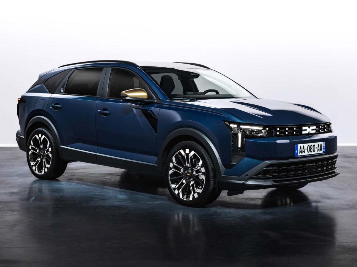 Dacia Striker, un po' crossover un po' familiare con motori ibridi o Gpl. Dettagli e prezzi