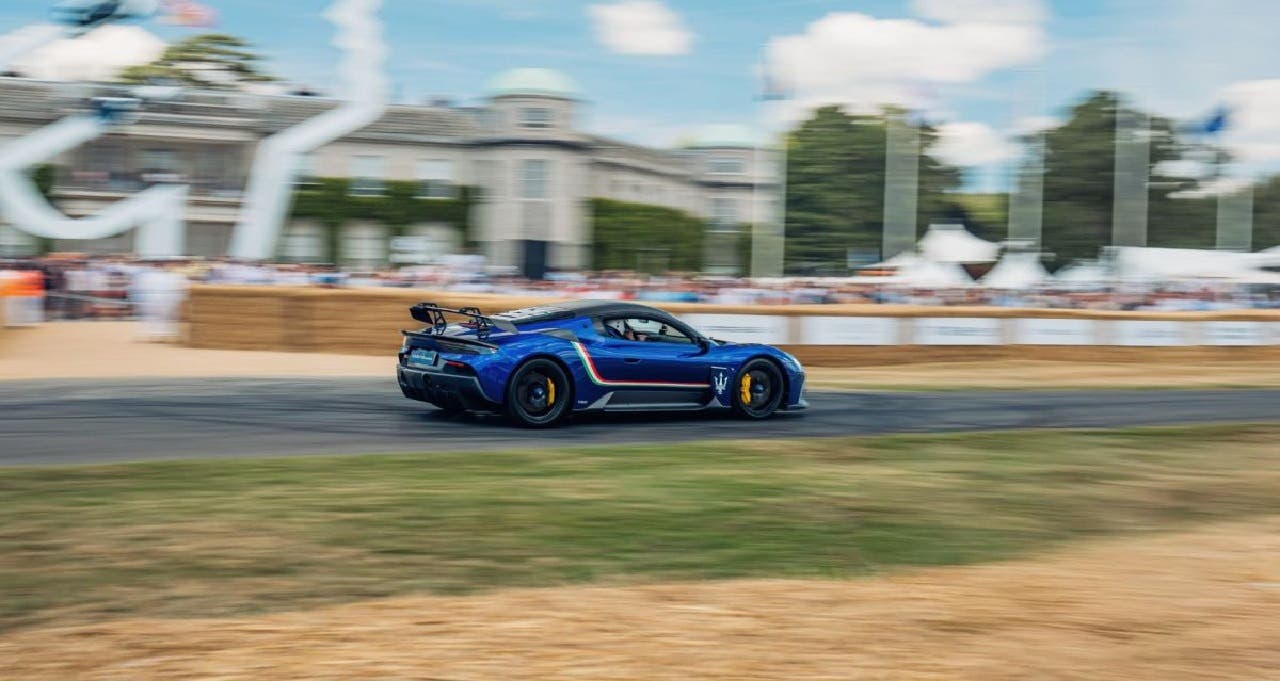 Maserati, debutto spettacolare a Goodwood per GranTurismo, GranCabrio e Grecale