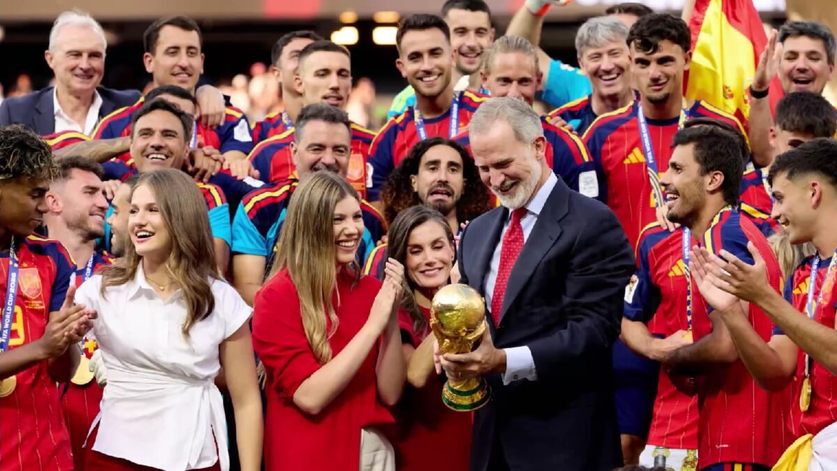 Tutta la Famiglia Reale spagnola in rosso: Letizia, Leonor e Sofia celebrano la vittoria della Roja con stile