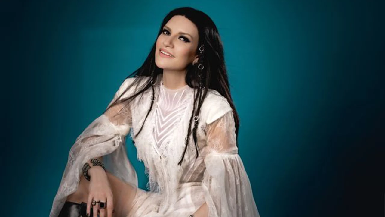 Laura Pausini porta un pezzo d’Italia sul palco alla cerimonia di chiusura dei Mondiali