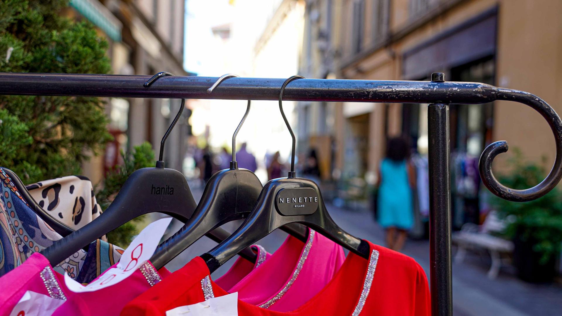 Alessandria, i saldi cominciano il 4 luglio ma i commercianti sono divisi: vendite sottocosto sì o no?