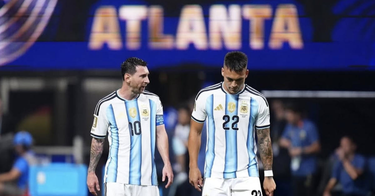 Lautaro Martinez posta con Messi: “Muoio e vivo per questi colori”