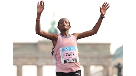 Maratona di Berlino, Assefa sfiora il record del mondo: 2h11:04. Adola vince tra gli uomini