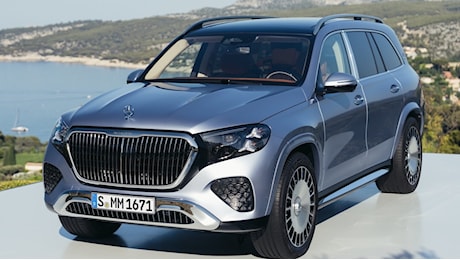 Nuova Mercedes-Maybach GLS 2026, il lusso dei SUV si veste di V8 e tecnologia senza compromessi