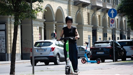 Monopattini elettrici, scatta l'obbligo di assicurazione Rc: sanzioni e critiche