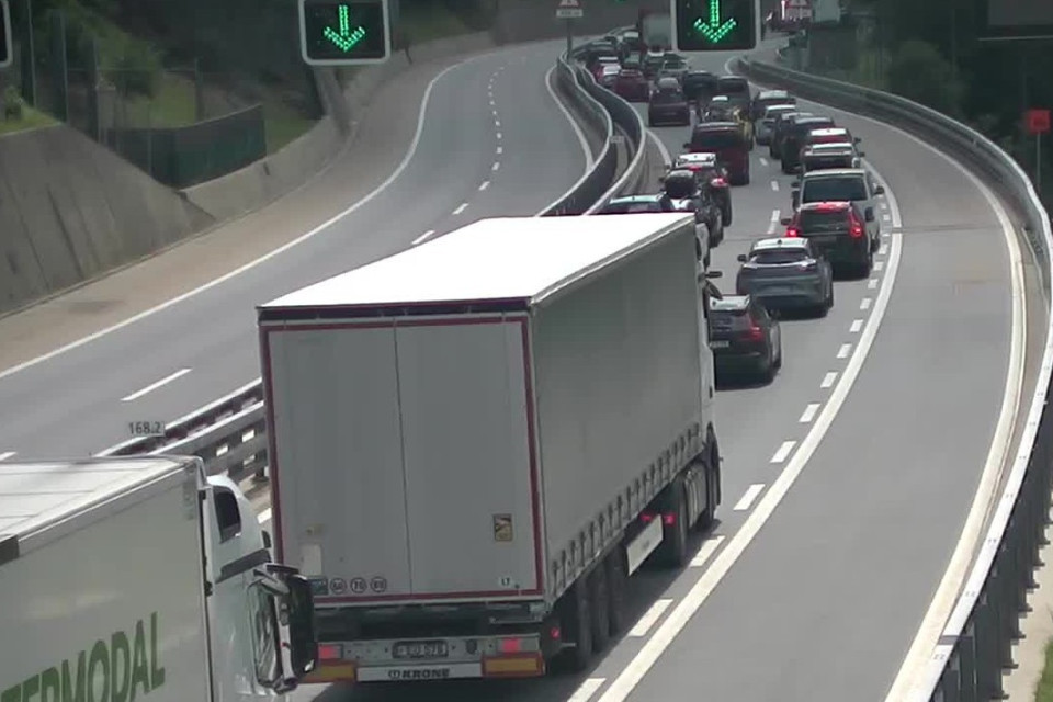 Undici chilometri di colonna al portale nord del San Gottardo