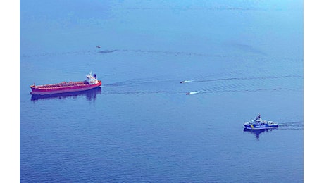 La Francia ferma una petroliera russa nell’Atlantico. Ira di Mosca: “Al limite della pirateria”