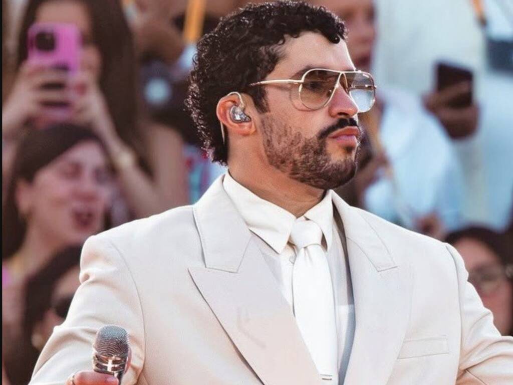 Non solo un cantante portoricano: chi è davvero Bad Bunny, la superstar del concerto sospeso per grandine a Milano