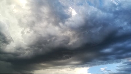 Meteo, arriva la svolta: meno caldo, ma l'Italia dovrà fare i conti con temporali e grandinate. Quanto durerà?