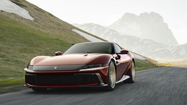 Ferrari 12 Cilindri Manuale: il Cavallino riscopre il piacere della leva del cambio e della frizione