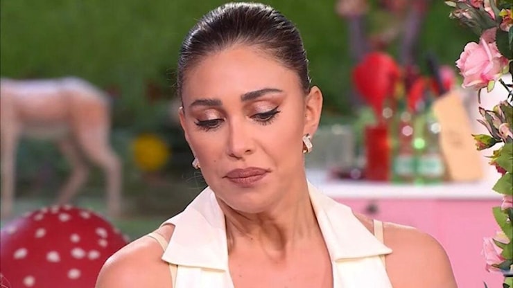 Belen Rodriguez torna sui social dopo il ricovero: il gesto che rassicura i fan - movieplayer.it
