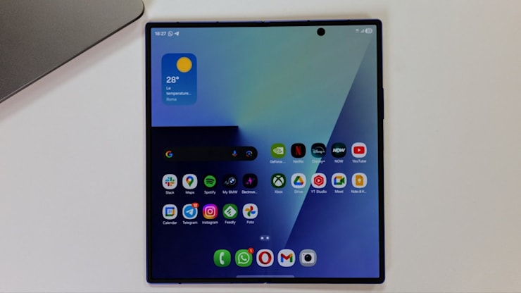 Samsung lavora a una nuova tecnologia con display 3D curvo ispirata al futuro smartphone celebrativo di Apple - Multiplayer