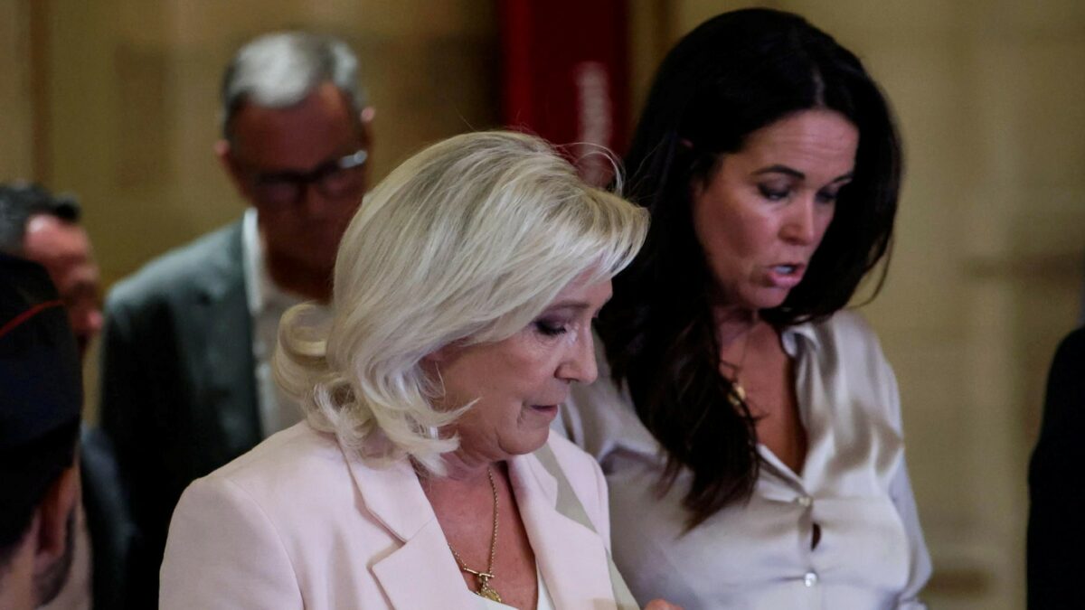 Le Pen condannata ma eleggibile all’Eliseo: “Niente braccialetto elettronico, ricorrerò”