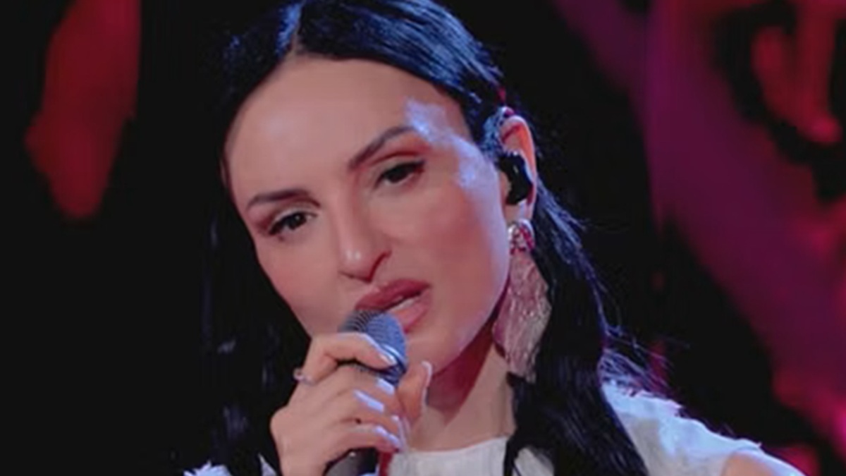 Arisa show tra i vicoli a Napoli, canta in dialetto (per risparmiare) e fa una promessa al venditore: “Avrai fortuna. Il video è virale