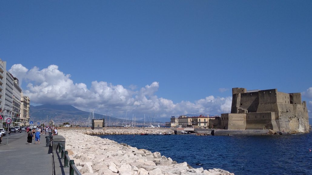 RAINEWS * CRONACA: «NAPOLI, CADAVERE DI UN UOMO TRA GLI SCOGLI DEL LUNGOMARE»