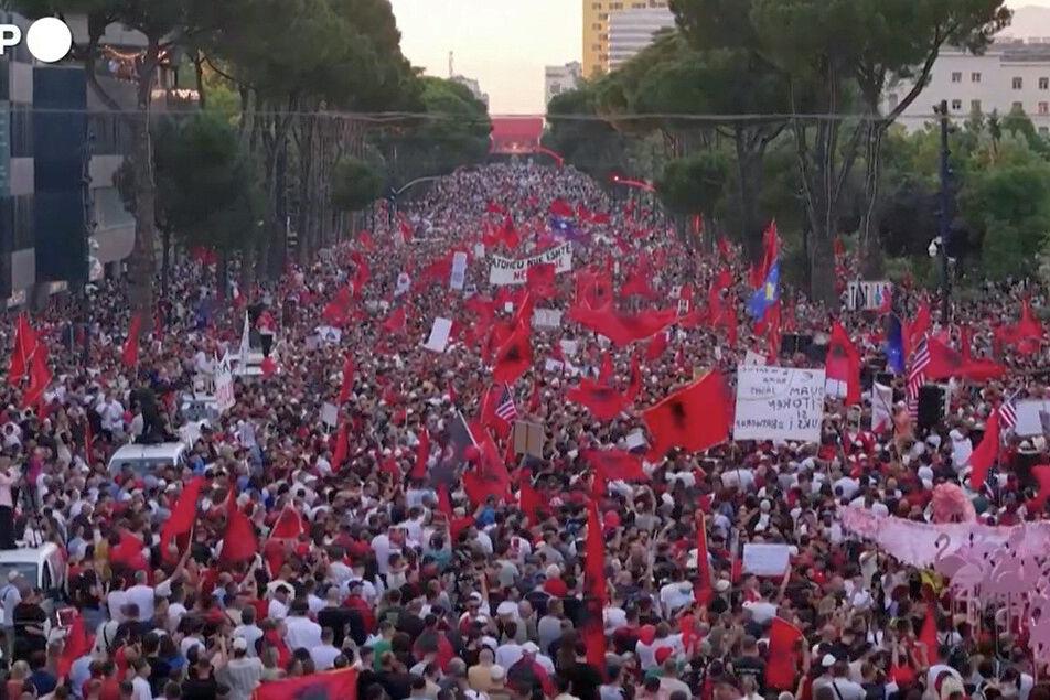 Proteste in Albania, solidarietà da Spagnolli, Ferrari e Ceko