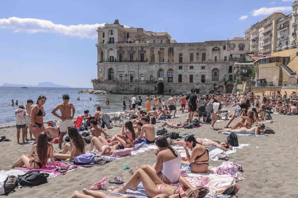 Caro vacanze, viaggiare è diventato un lusso: in dieci anni voli triplicati e hotel a +69%. Così cambiano anche le abitudini degli italiani