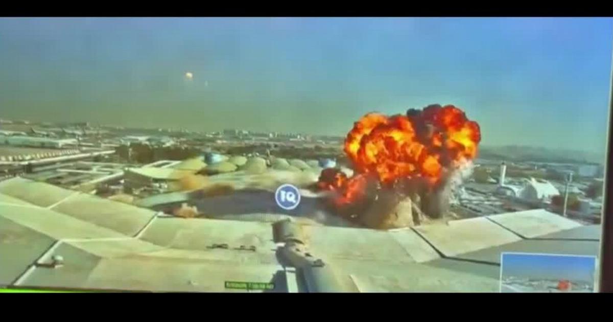 L'istante in cui un drone iraniano colpisce l'aeroporto del Kuwait