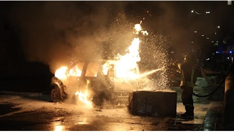 La notte di follia a Bologna dopo la manifestazione per Fakir: scontri e un’auto data alle fiamme. Il video