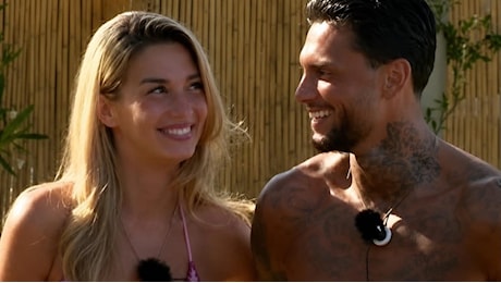 Temptation Island, il falò a tre tra Alessandra, Rosario e la tentatrice Giada infiamma il web