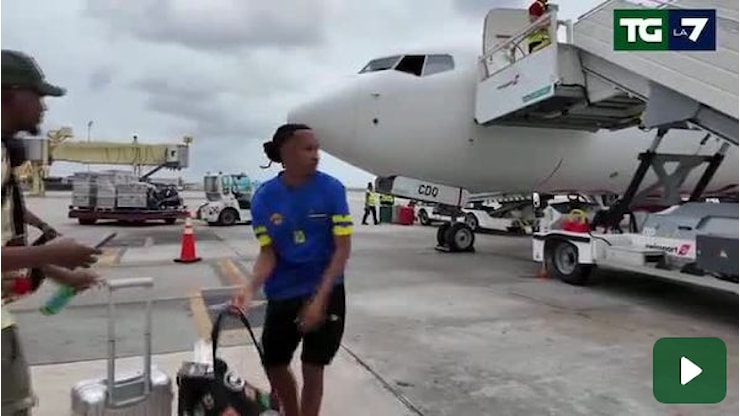 Mondiali 2026. Da non credere, festa in aeroporto per il Curaçao: il pilota balla in pista. Il video - TGLA7
