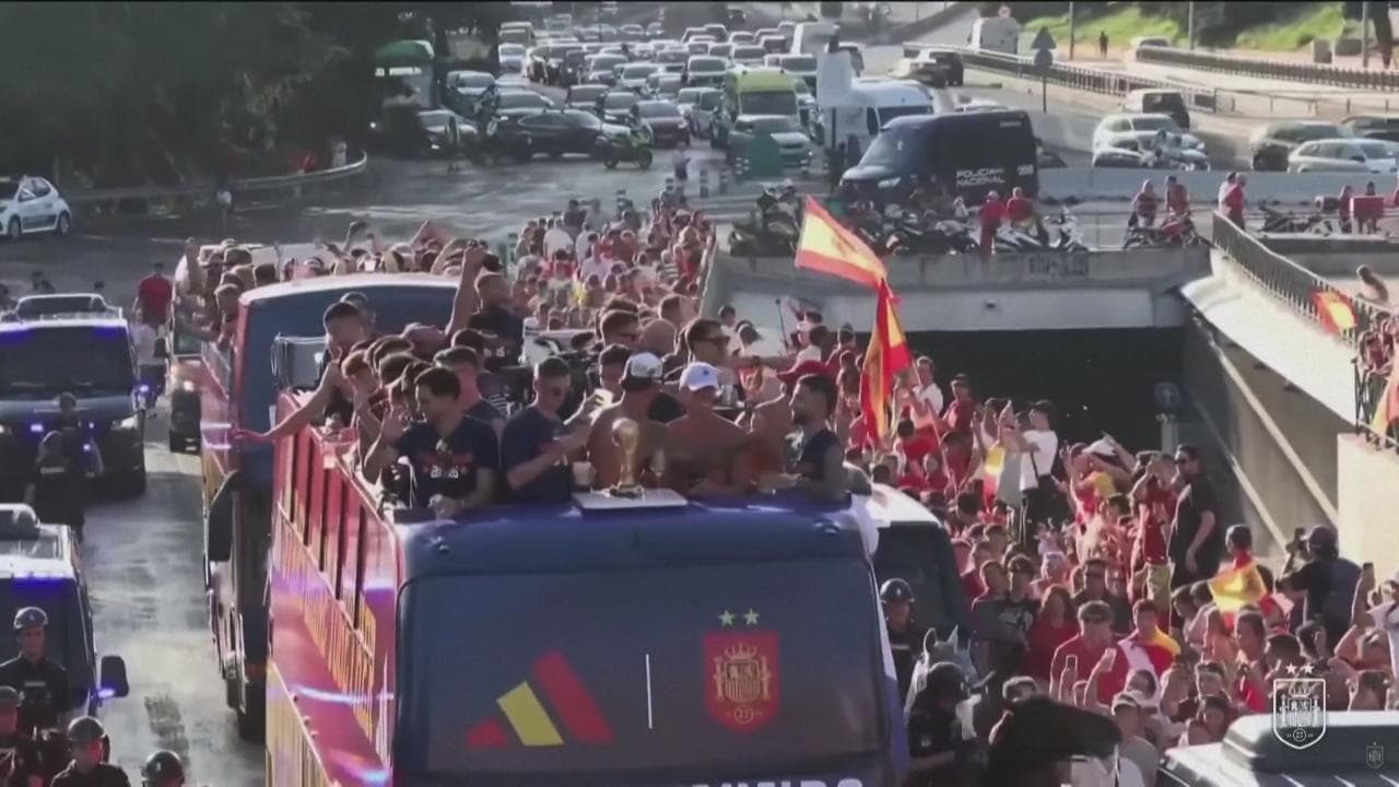 Spagna campione del mondo, Madrid in delirio: le immagini del trionfo dal bus della squadra
