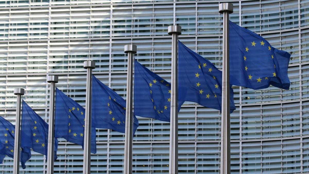 Auto elettrica, l’Ue non cambia rotta: avanti con la transizione, ma con flessibilità