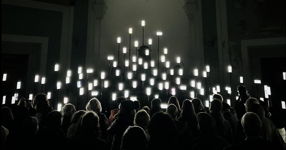 A Bosco la processione digitale con l’intelligenza artificiale:Machina Sacra" porta in strada un grande schermo