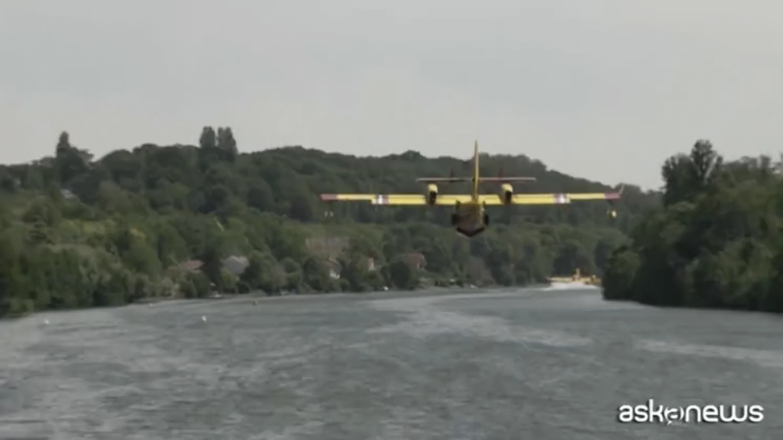 Incendio alle porte di Parigi, a Fontainebleau i Canadair prendono acqua nella Senna