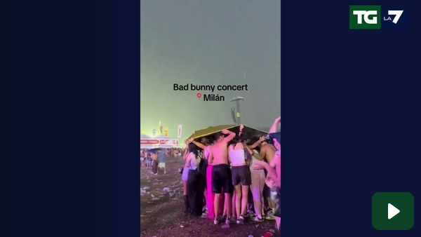 Concerto Bad Bunny annullato a Milano: il fuggi-fuggi sotto la maxi grandinata (VIDEO)