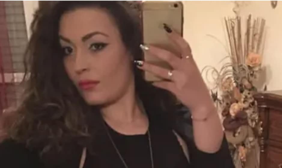 Ammazzata a coltellate dall’ex marito che confessa ai passanti: “L’ho uccisa”