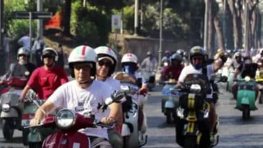 La Vespa compie 80 anni, in 25mila sfilano a Roma