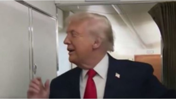 “C’è qualcuno lì dentro?”: Trump urtato dalla porta della toilette sull'Air Force One mentre parla con i giornalisti - Corriere Tv